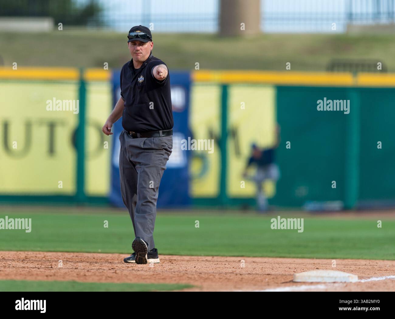 23 maggio 2018: Umpire Ron Teague alla prima base durante i campionati della Southland Conference 2018. Partita 3 New Orleans vs Sam Houston al Constellation Field Sugar Land, Texas. No. 8 New Orleans Privateers ha superato il numero 1 Sam Houston State 4-3 in 10 inning, qualcosa che non è successo dal 2015 (Credit Image: &Copy; Maria Lysaker/CSM via ZUMA Wire) Foto Stock