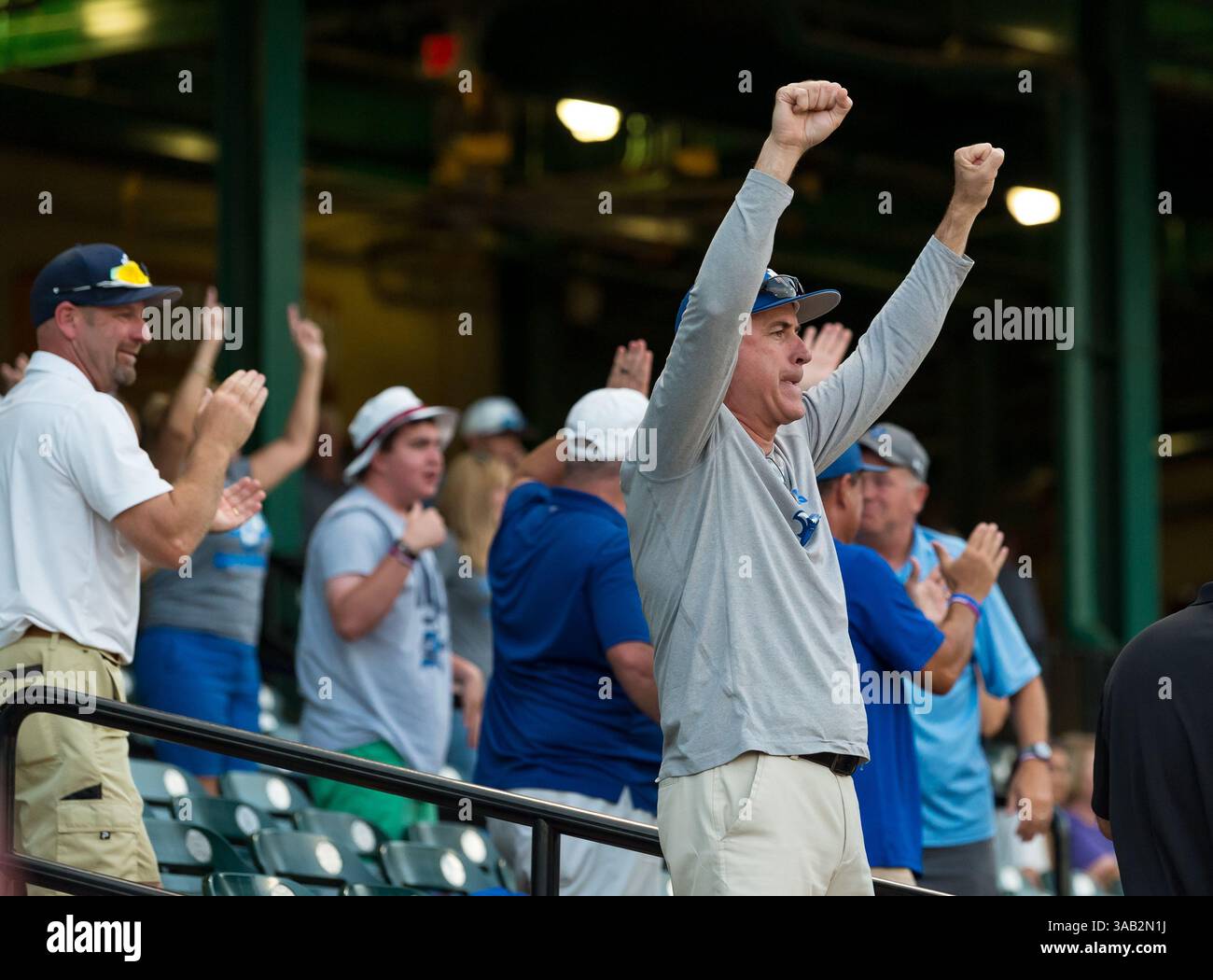 23 maggio 2018: I fan dei New Orleans Privateers celebrano la vittoria durante i Southland Conference Championships 2018. Partita 3 New Orleans vs Sam Houston al Constellation Field Sugar Land, Texas. No. 8 New Orleans Privateers ha superato il numero 1 Sam Houston State 4-3 in 10 inning, qualcosa che non è successo dal 2015 (Credit Image: &Copy; Maria Lysaker/CSM via ZUMA Wire) Foto Stock