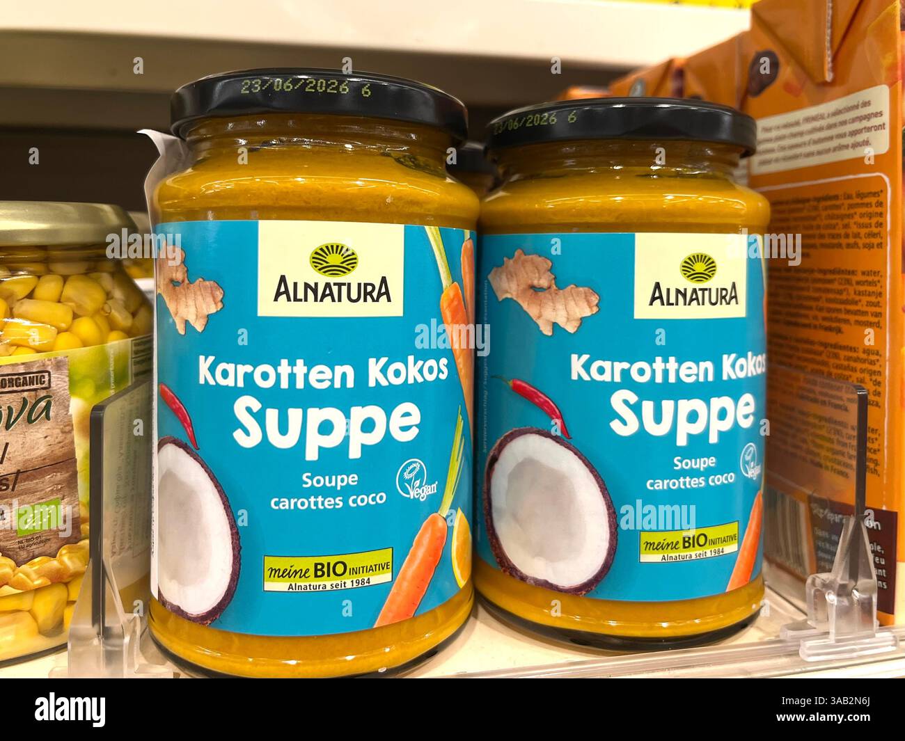 Zuppa di patate e cocco alnatura, zuppa biologica, zuppa alnatura, zuppa vegan alnatura, zuppa vegan, supermercato, shopping, consumismo, cibo moderno Foto Stock