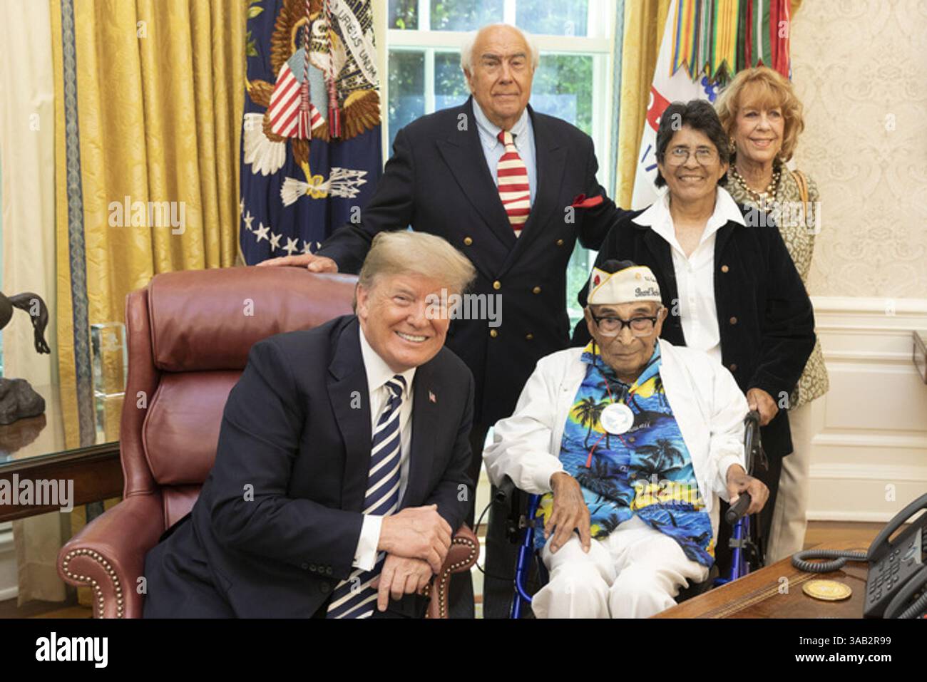 24 maggio 2018 - Washington, il Distretto di Columbia, Stati Uniti d'America - WASHINGTON, DC - SETTIMANA DEL 21 MAGGIO: Il presidente Donald J. Trump dà il benvenuto al veterano di Pearl Harbor 106enne Ray Chavez di Poway, CA, all'Ufficio ovale della Casa Bianca, giovedì 24 maggio 2018, a Washington, D.C. Chavez, il più anziano veterano vivente di Pearl Harbor, è raggiunto da sua figlia, Kathleen Chavez, che indossa una giacca scura, e gli amici e custodi Richard e Jeris Rovsek..persone: il presidente Donald Trump. (Immagine di credito: © SMG via ZUMA Wire) Foto Stock