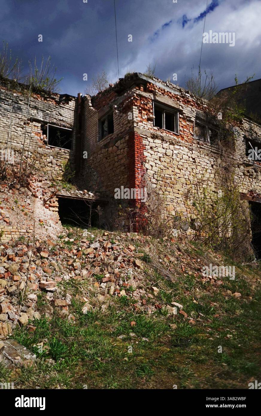 Le rovine della storica fabbrica di cartone nella città di Ogre si affacciano su cieli spettacolari. Foto Stock