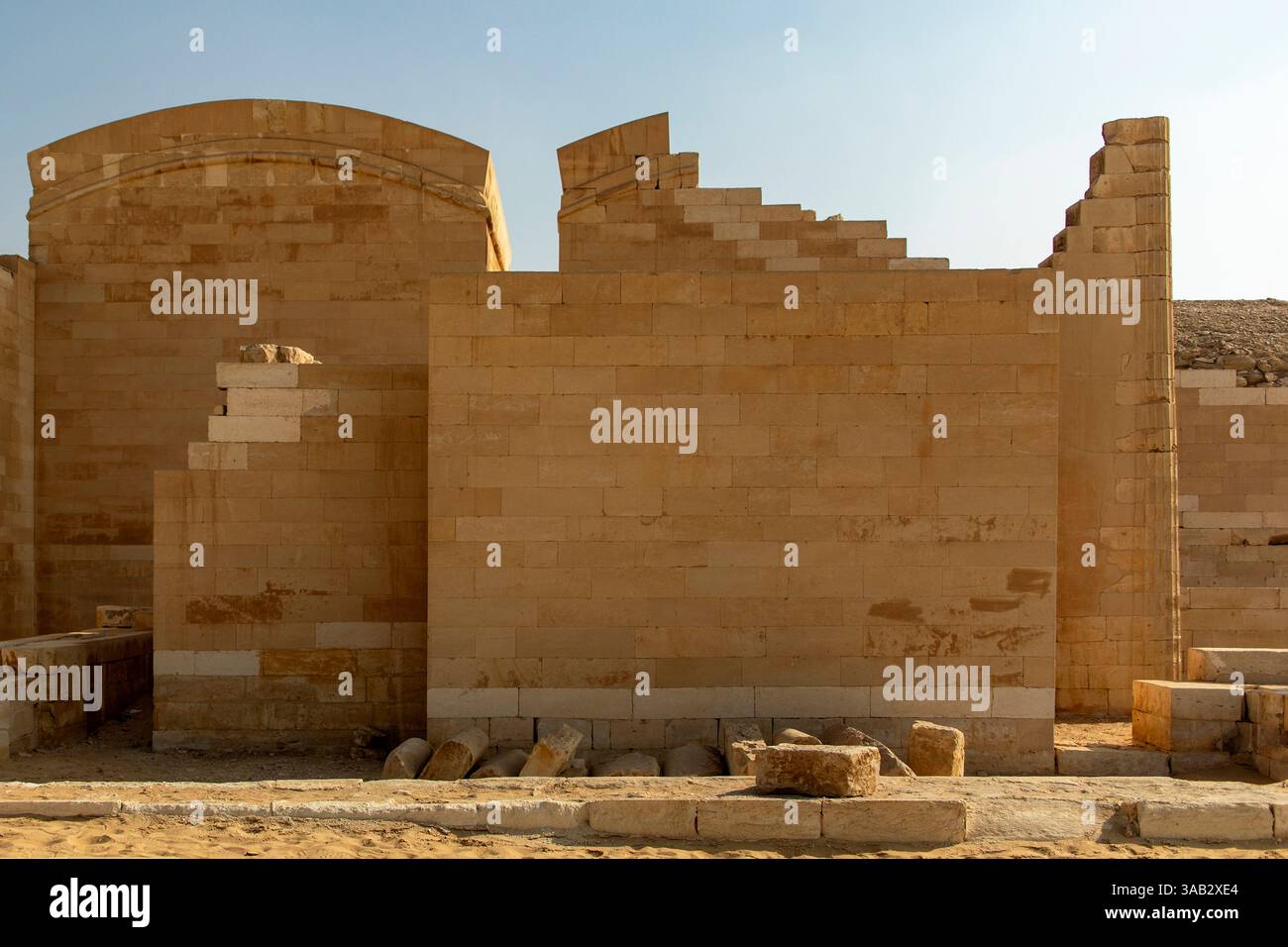 Cairo, Egitto; 20 gennaio 2024: Visita l'antica Saqqara, con le rovine del Tempio della necropoli di Menfi, Egitto. Scopri il significato storico. Foto Stock