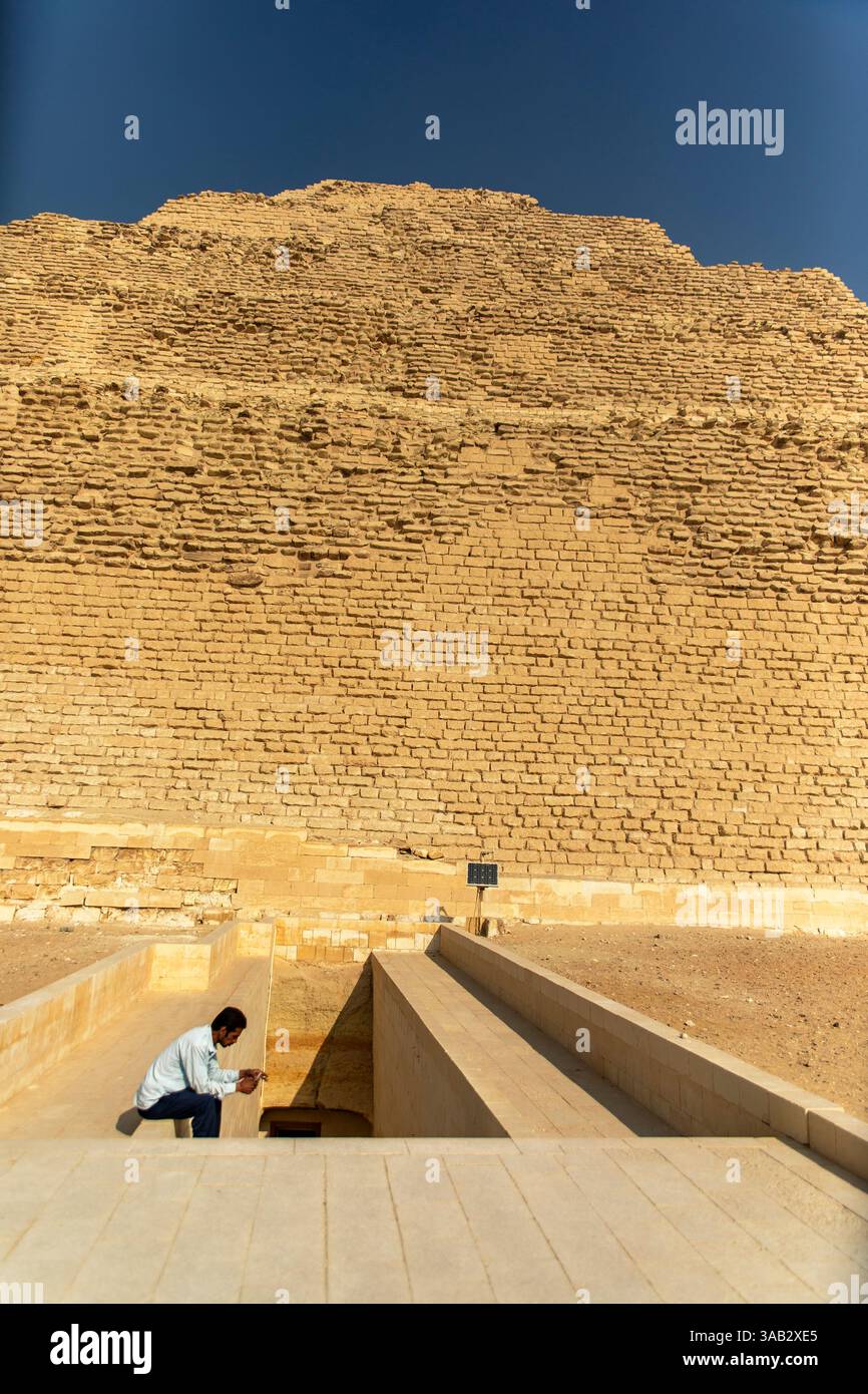 Cairo, Egitto; 20 gennaio 2024: Entra all'interno del grande ingresso della piramide a gradoni di Zoser a Saqqara, in Egitto, la necropoli dell'antica Menfi. Esplora. Foto Stock