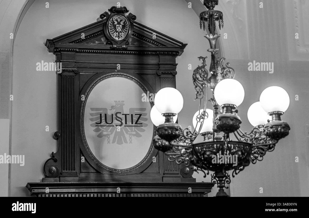 01.04.2025, Ried im Innkreis, AUT, Unterwegs in Oberösterreich, Themenbild, Symbolbild, Verschiedene Themenbilder, Landesgericht Ried, im Bild Schwurgerichtssaal des Landesgerichts Ried im Innkreis, Leerer Saal, *** 01 04 2025, Ried im Innkreis, AUT, On the Road in Upper Austria, quadro tematico, quadro simbolico, varie immagini a tema, Ried Regional Court Ried, nell'aula della giuria fotografica della Corte regionale Ried im Innkreis, aula vuota, Foto Stock