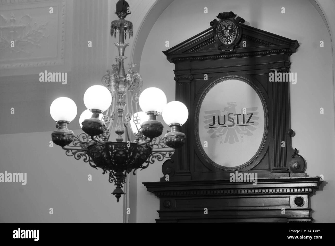 01.04.2025, Ried im Innkreis, AUT, Unterwegs in Oberösterreich, Themenbild, Symbolbild, Verschiedene Themenbilder, Landesgericht Ried, im Bild Schwurgerichtssaal des Landesgerichts Ried im Innkreis, Leerer Saal, *** 01 04 2025, Ried im Innkreis, AUT, On the Road in Upper Austria, quadro tematico, quadro simbolico, varie immagini a tema, Ried Regional Court Ried, nell'aula della giuria fotografica della Corte regionale Ried im Innkreis, aula vuota, Foto Stock