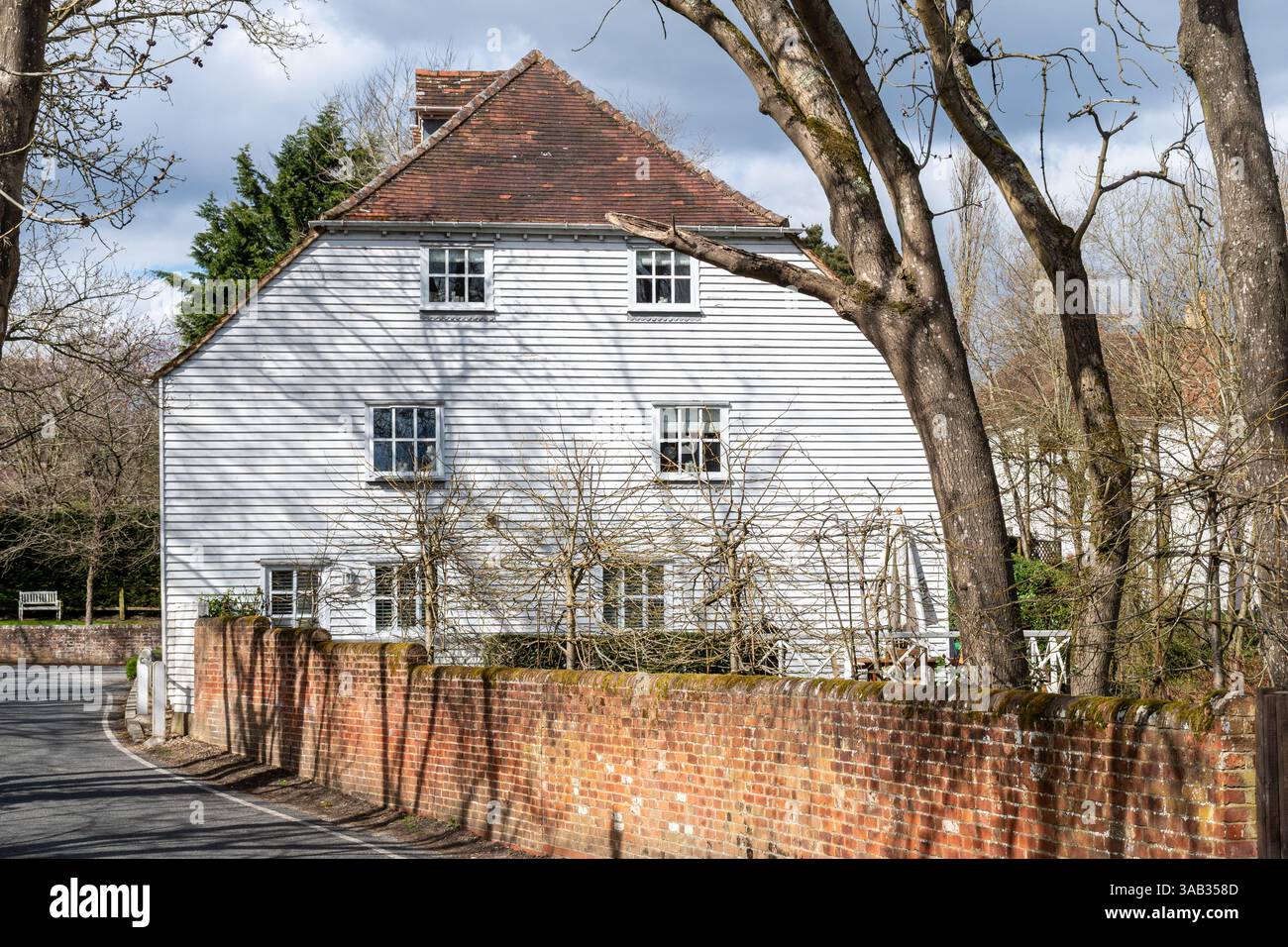 Sandford Mill accanto al fiume Loddon vicino a Woodley, Berkshire, Inghilterra, Regno Unito, un edificio classificato Grade II. Mulino verniciato di bianco. Foto Stock