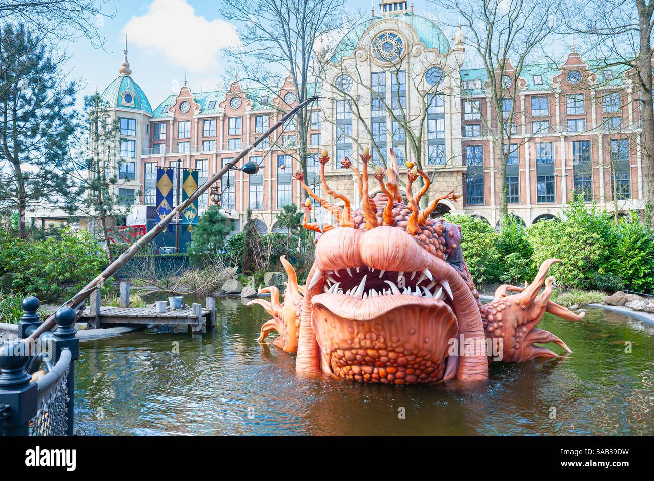 Grande pesce arancio della fiaba Pinocchio nel parco divertimenti "Efteling" vicino a Kaatsheuvel, Paesi Bassi. Foto Stock