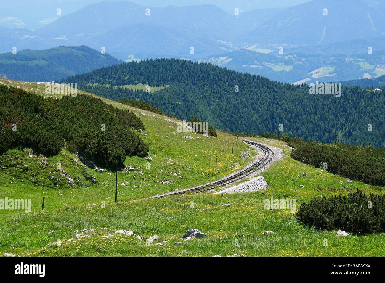 Vista su Puchberg am Schneeberg, Alpi austriache. Paesaggio alpino con rotaie ferroviarie. Foto Stock