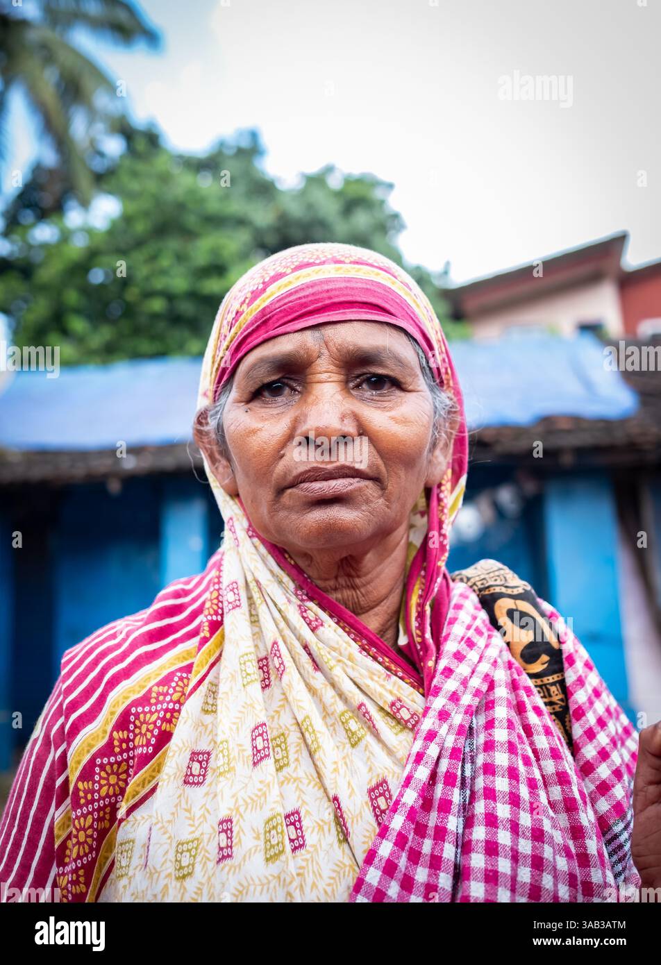Ritratto di donne anziane dell'asia meridionale in un villaggio. Donne anziane indiane tradizionali in costume sari in un'India rurale. Vecchia donna del villaggio a Goa India-Edi Foto Stock