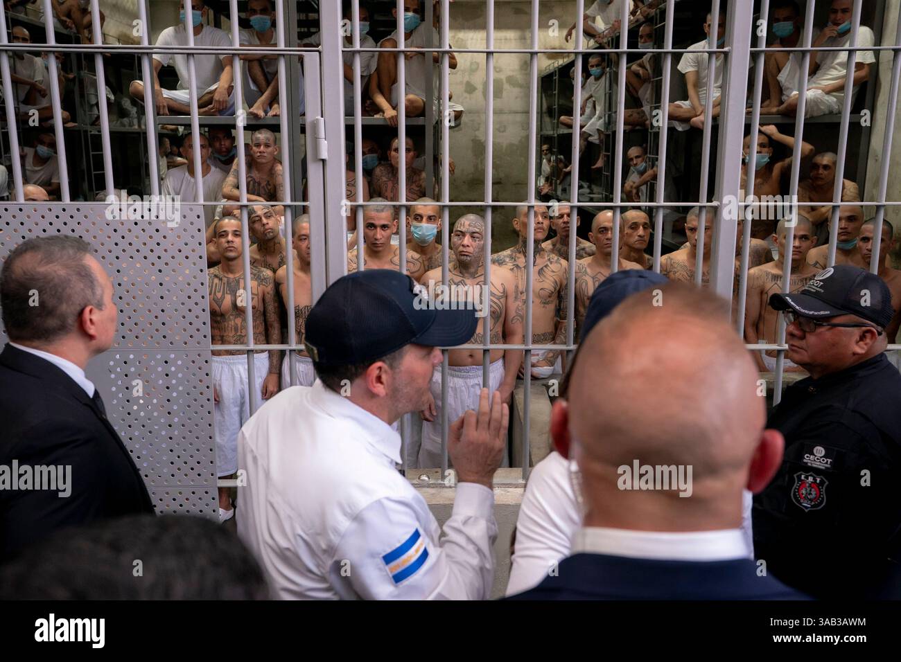 Tecoluca, El Salvador. 26 marzo 2025. Il Segretario del Dipartimento per la sicurezza interna (DHS) Kristi Noem riceve un tour del Centro di confinamento terroristico CECOT con il Ministro della giustizia e della pubblica sicurezza Gustavo Villatoro a Tecoluca, El Salvador, mercoledì 26 marzo 2025. L'amministrazione Trump ha utilizzato l'Alien Enemies Act del 1798 per deportare nella famigerata prigione presunti membri della violenta banda di strada venezuelana Tren de Aragua. Foto di Tia Dufour/U.S. Department of Homeland Security/UPI Credit: UPI/Alamy Live News Foto Stock