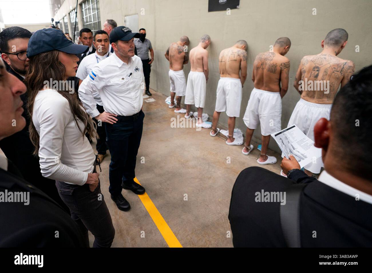 Tecoluca, El Salvador. 26 marzo 2025. Il Segretario del Dipartimento per la sicurezza interna (DHS) Kristi Noem riceve un tour del Centro di confinamento terroristico CECOT con il Ministro della giustizia e della pubblica sicurezza Gustavo Villatoro a Tecoluca, El Salvador, mercoledì 26 marzo 2025. L'amministrazione Trump ha utilizzato l'Alien Enemies Act del 1798 per deportare nella famigerata prigione presunti membri della violenta banda di strada venezuelana Tren de Aragua. Foto di Tia Dufour/U.S. Department of Homeland Security/UPI Credit: UPI/Alamy Live News Foto Stock