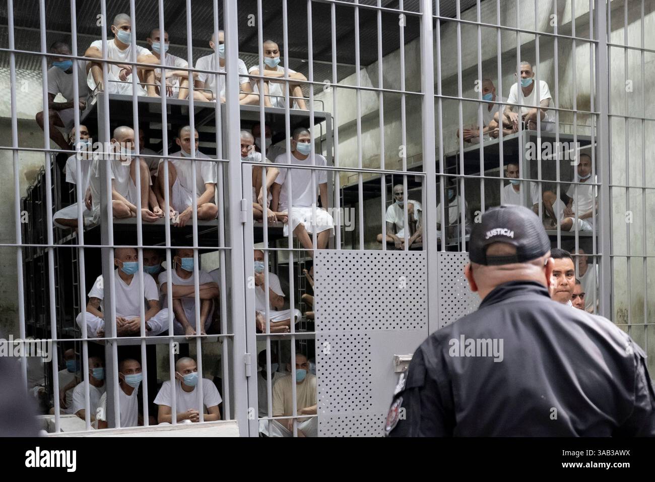 Tecoluca, El Salvador. 26 marzo 2025. Il Segretario del Dipartimento per la sicurezza interna (DHS) Kristi Noem riceve un tour del Centro di confinamento terroristico CECOT con il Ministro della giustizia e della pubblica sicurezza Gustavo Villatoro a Tecoluca, El Salvador, mercoledì 26 marzo 2025. L'amministrazione Trump ha utilizzato l'Alien Enemies Act del 1798 per deportare nella famigerata prigione presunti membri della violenta banda di strada venezuelana Tren de Aragua. Foto di Tia Dufour/U.S. Department of Homeland Security/UPI Credit: UPI/Alamy Live News Foto Stock