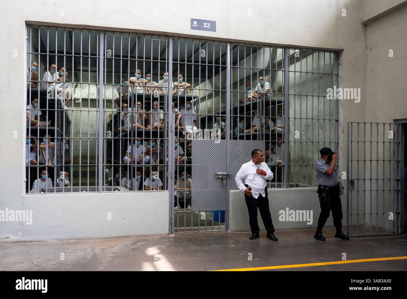 Tecoluca, El Salvador. 26 marzo 2025. Il Segretario del Dipartimento per la sicurezza interna (DHS) Kristi Noem riceve un tour del Centro di confinamento terroristico CECOT con il Ministro della giustizia e della pubblica sicurezza Gustavo Villatoro a Tecoluca, El Salvador, mercoledì 26 marzo 2025. L'amministrazione Trump ha utilizzato l'Alien Enemies Act del 1798 per deportare nella famigerata prigione presunti membri della violenta banda di strada venezuelana Tren de Aragua. Foto di Tia Dufour/U.S. Department of Homeland Security/UPI Credit: UPI/Alamy Live News Foto Stock