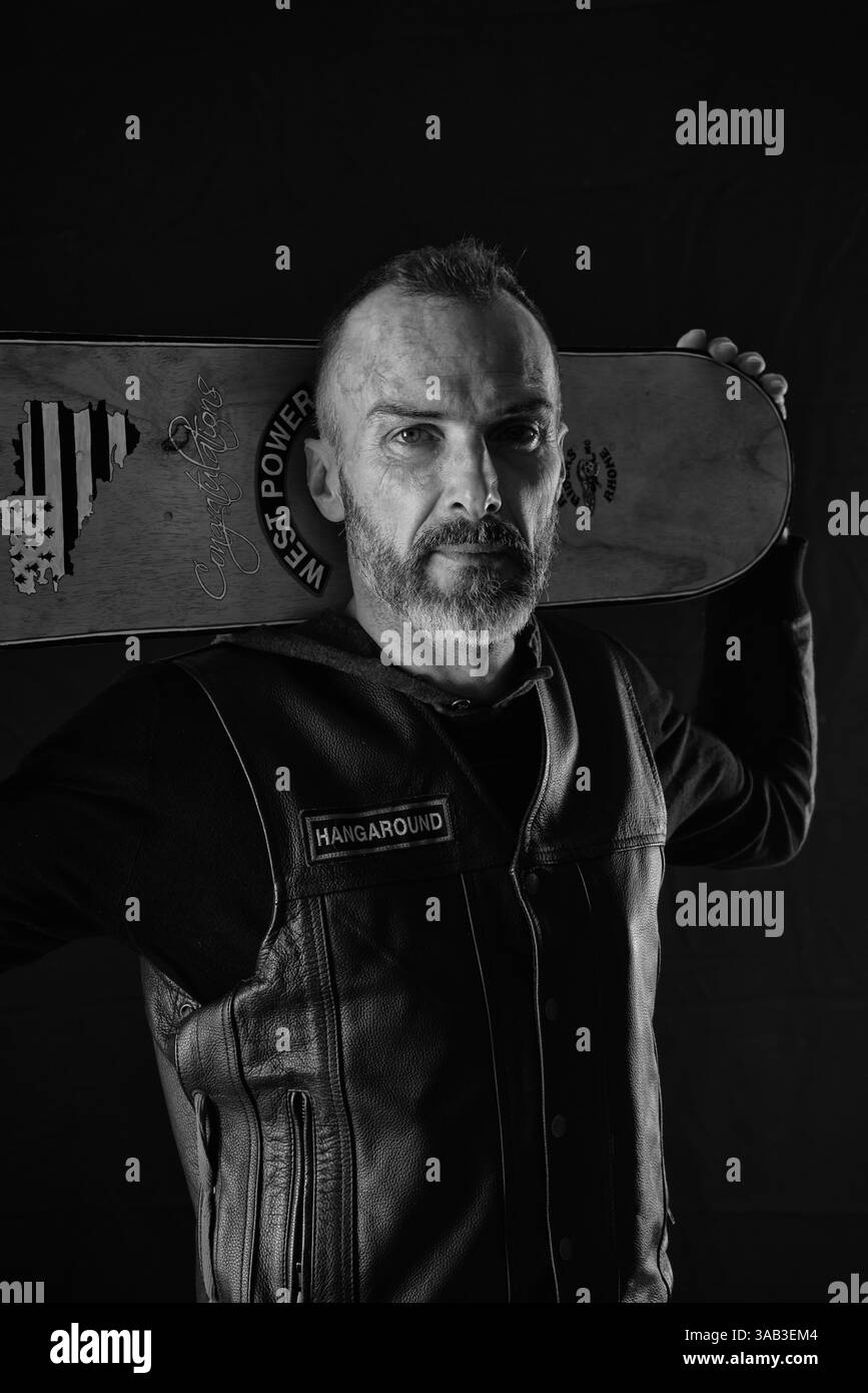 11 dicembre 2017 - Parigi, Francia - BRUNO della West Power MC (Club Dissolto), supervisore dei progetti di costruzione del legno, guida Harley Davidson Road King 1994Le motociclette in contrasto con i motociclisti tradizionali in molti modi. Alcuni Ride Choppers, moto modificate e personalizzate, e hanno tolto alcuni dei loro accessori originali. In generale questo è un modo per mostrare il rifiuto di gran parte delle nozioni convenzionali della società politica ed economica in cui vivono. MC Bikers vogliono essere liberi, senza vincoli, ma sono governati da drastiche regole interne. Far parte di un MC è un vero impegno. Foto Stock