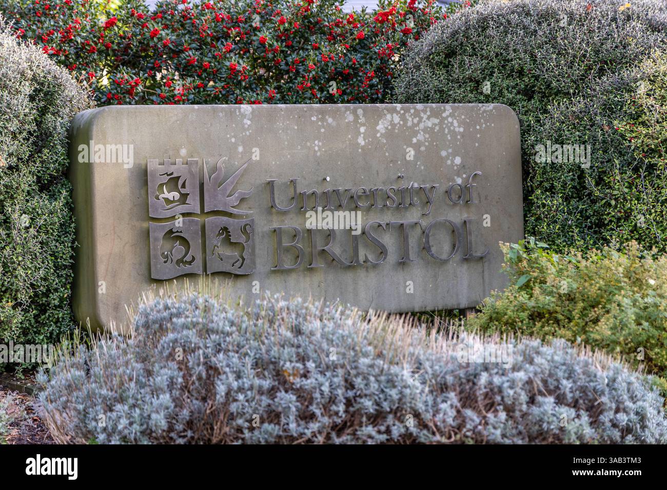 Bristol, Regno Unito - 11 novembre 2023: Insegna dell'Università di Bristol ai Royal Fort Gardens. Foto Stock