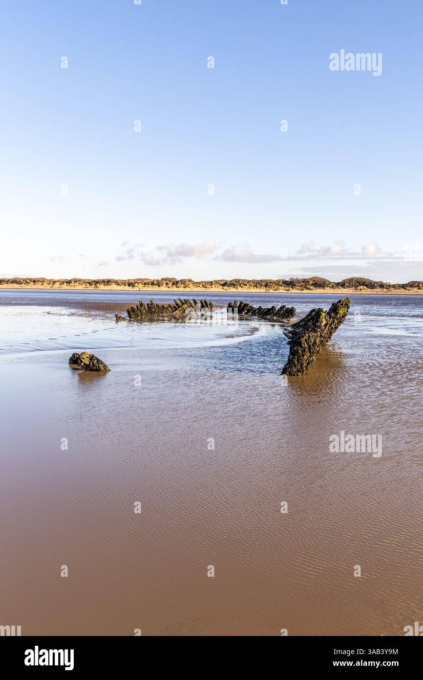 Il relitto della nave norvegese SS Nornen che si arenò sulla spiaggia di Berrow vicino a Burnham-on-Sea e alla baia di Brean Beach. Foto Stock