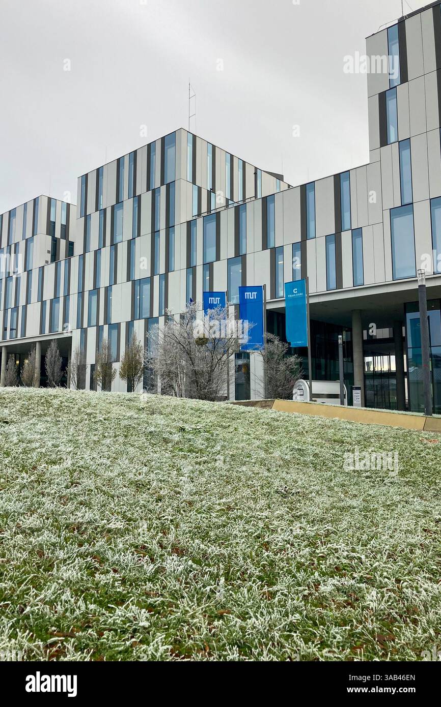 MONACO DI BAVIERA, GERMANIA - 2 DICEMBRE 2024: Frosty Morning nel campus dell'Università tecnica Garching di Monaco - Immagine stock catturata con smartphone