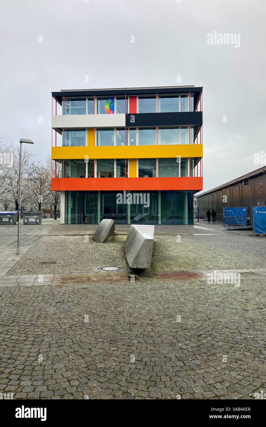 MONACO DI BAVIERA, GERMANIA - 2 DICEMBRE 2024: Frosty Morning nel campus dell'Università tecnica Garching di Monaco - Immagine stock catturata con smartphone