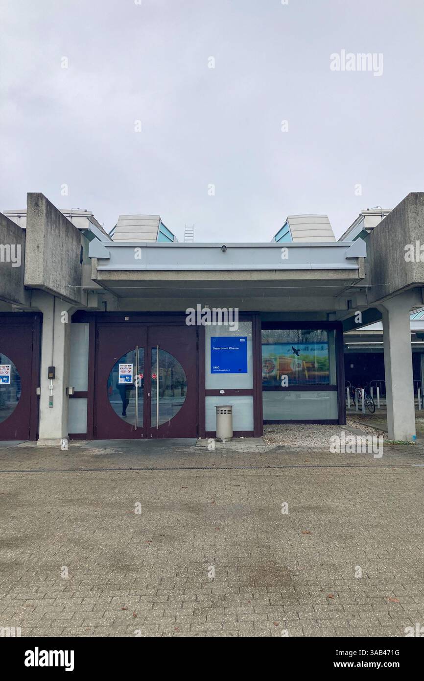 MONACO DI BAVIERA, GERMANIA - 2 DICEMBRE 2024: Frosty Morning nel campus dell'Università tecnica Garching di Monaco - Immagine stock catturata con smartphone