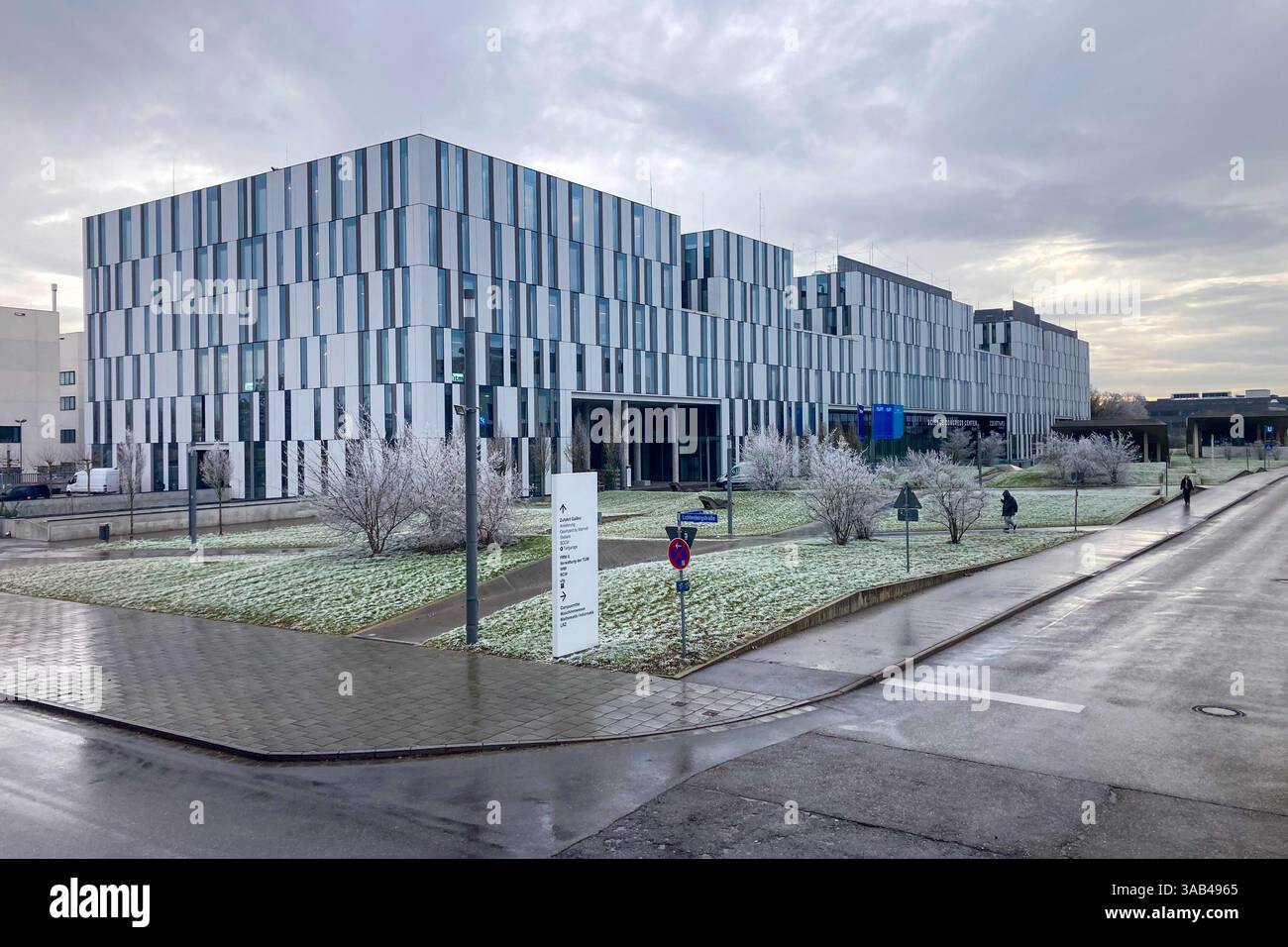 MONACO DI BAVIERA, GERMANIA - 2 DICEMBRE 2024: Frosty Morning nel campus dell'Università tecnica Garching di Monaco - Immagine stock catturata con smartphone