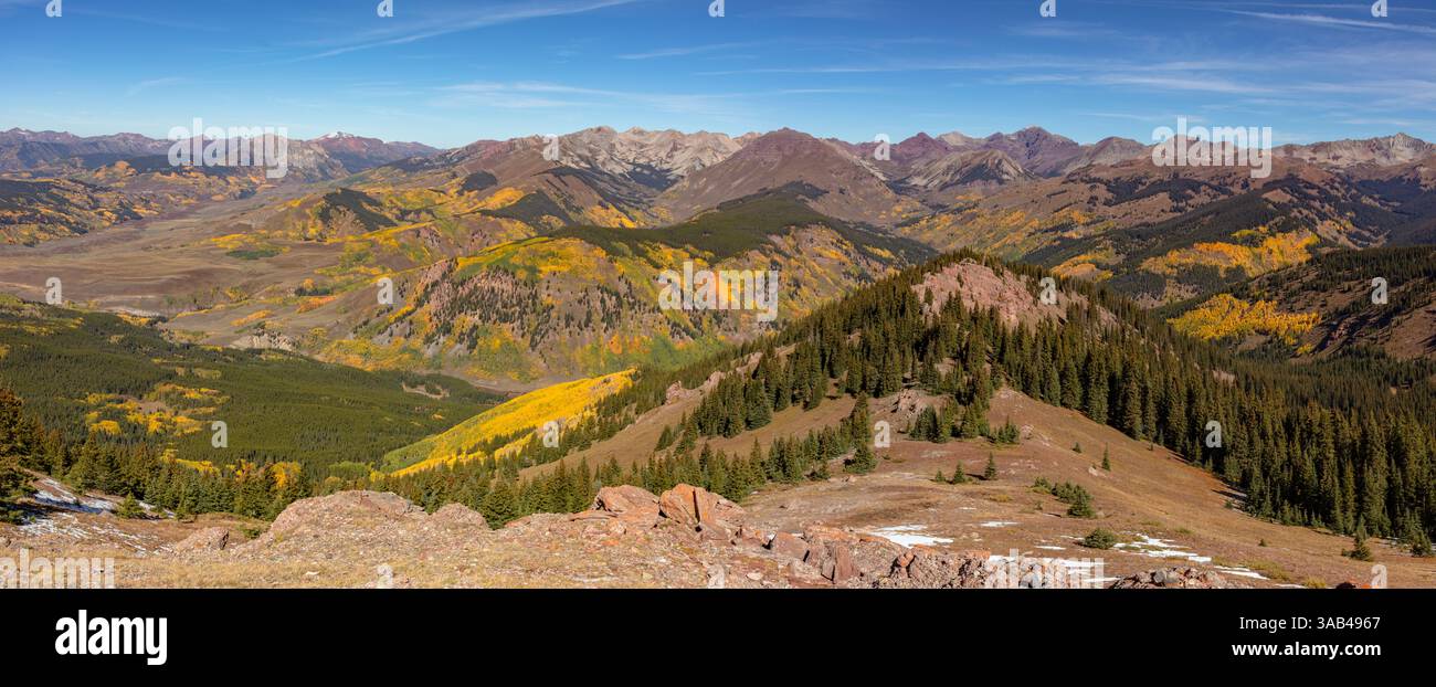 Vicino al centro Colorado 13er Teocalli Mountain (13.213') è circondato da incredibili picchi della catena degli alci e incredibili alberi di pioppo dai colori vivaci. Foto Stock