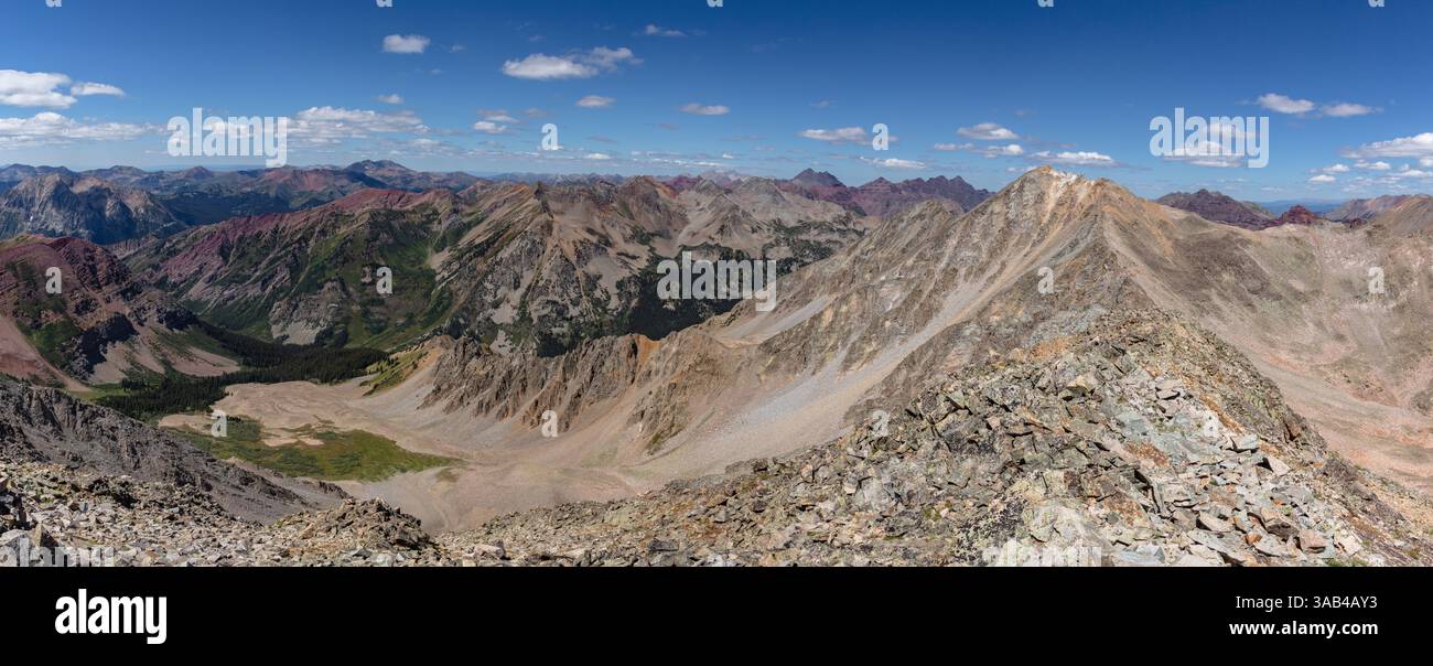 Un mare di colori che è la gamma Elk del Colorado. Osservando la cresta di collegamento da White benchmark (13.411') a White Rock Mountain (13.523'). Foto Stock