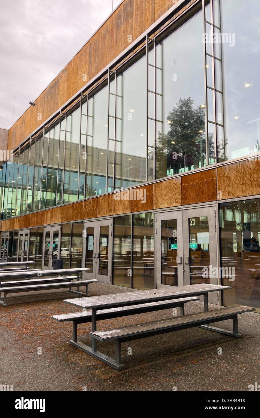 MONACO DI BAVIERA, GERMANIA - 2 DICEMBRE 2024: Frosty Morning nel campus dell'Università tecnica Garching di Monaco - Immagine stock catturata con smartphone