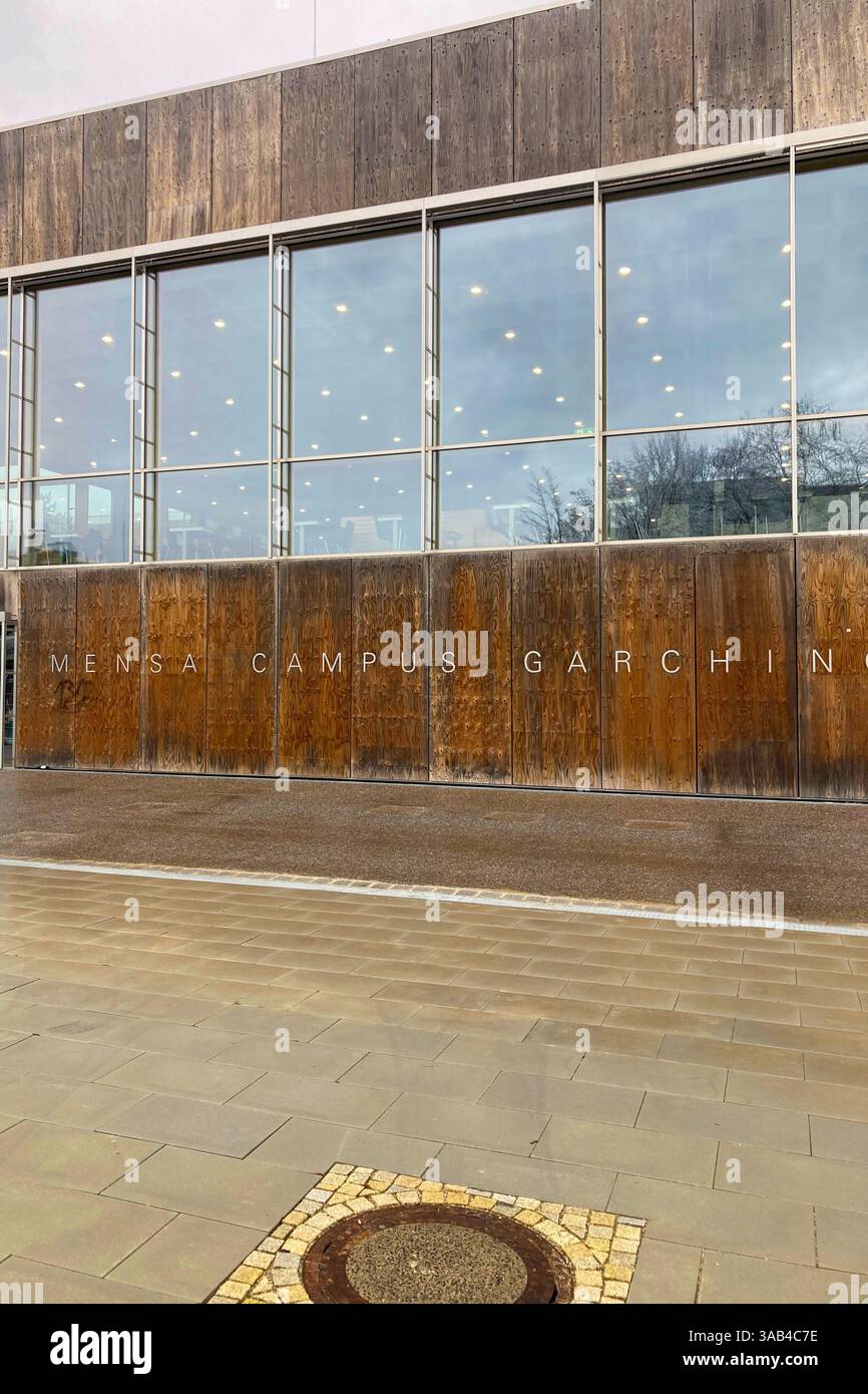 MONACO DI BAVIERA, GERMANIA - 2 DICEMBRE 2024: Frosty Morning nel campus dell'Università tecnica Garching di Monaco - Immagine stock catturata con smartphone