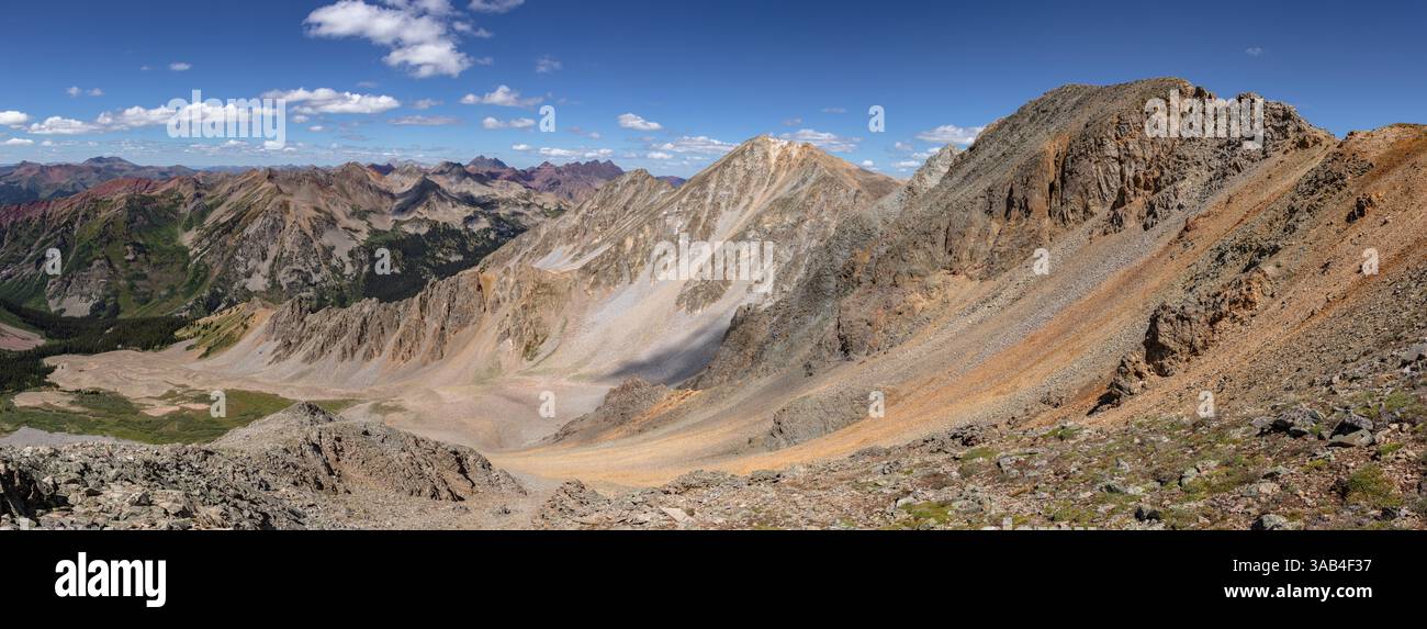 Sorgendo sopra il Queen Basin nella catena montuosa di Elk, fuori da Crested Butte Colorado White benchmark (13.411') e White Rock Mountain (13.523'). Foto Stock