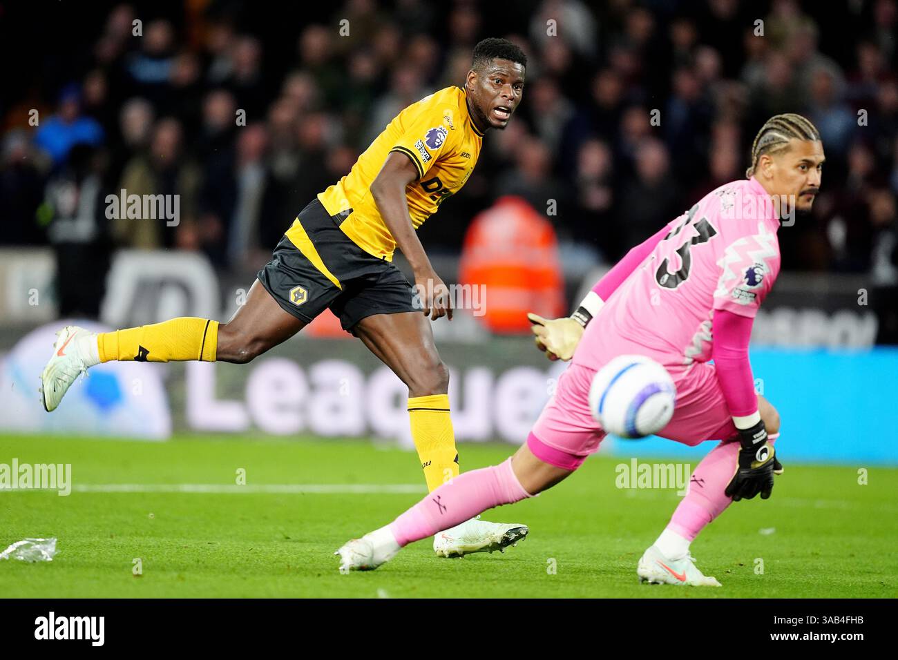 Marshall Munetsi (a sinistra) dei Wolverhampton Wanderers perde un'opportunità in porta durante la partita di Premier League al Molineux Stadium di Wolverhampton. Data foto: Martedì 1 aprile 2025. Foto Stock