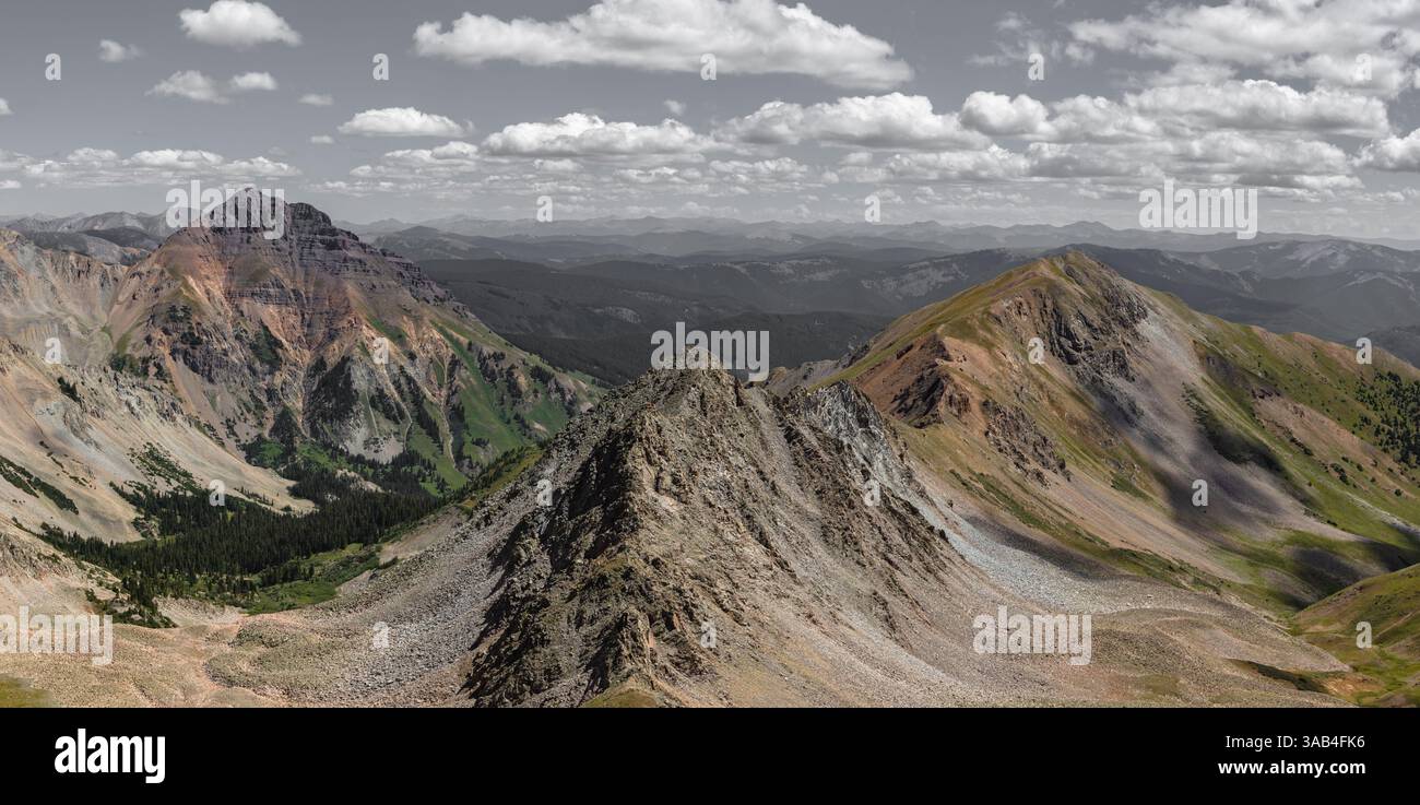 Teocalli Mountain (13,213') e WSC Peak (12,783') in un pomeriggio estivo sulle montagne della catena degli alci fuori Crested Butte Colorado. Foto Stock
