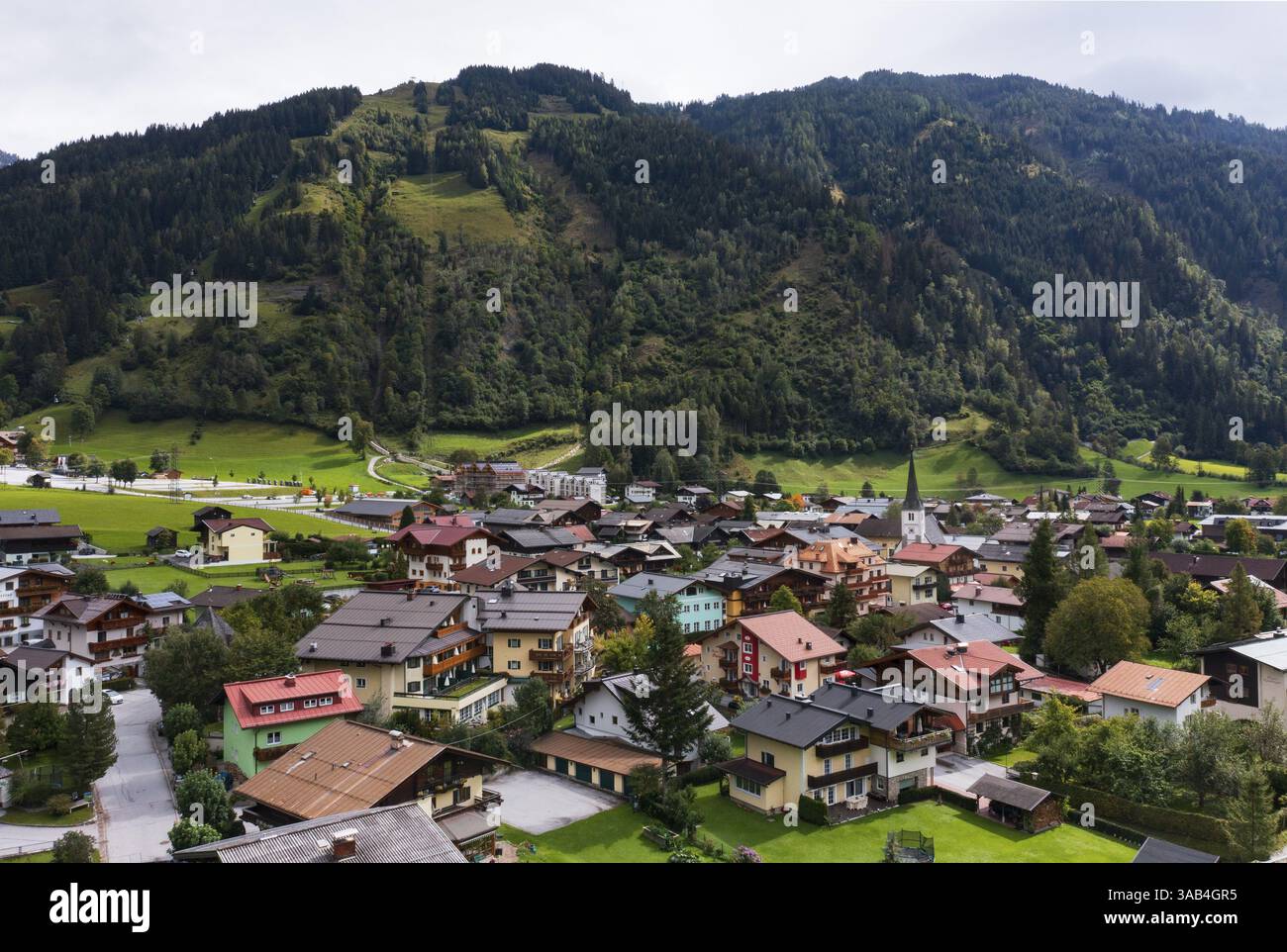 Immagine droni, edifici residenziali, vista del villaggio con chiesa parrocchiale, Dorfgastein, Gasteinertal, Pongau, provincia di Salisburgo, Austria, Europa Foto Stock