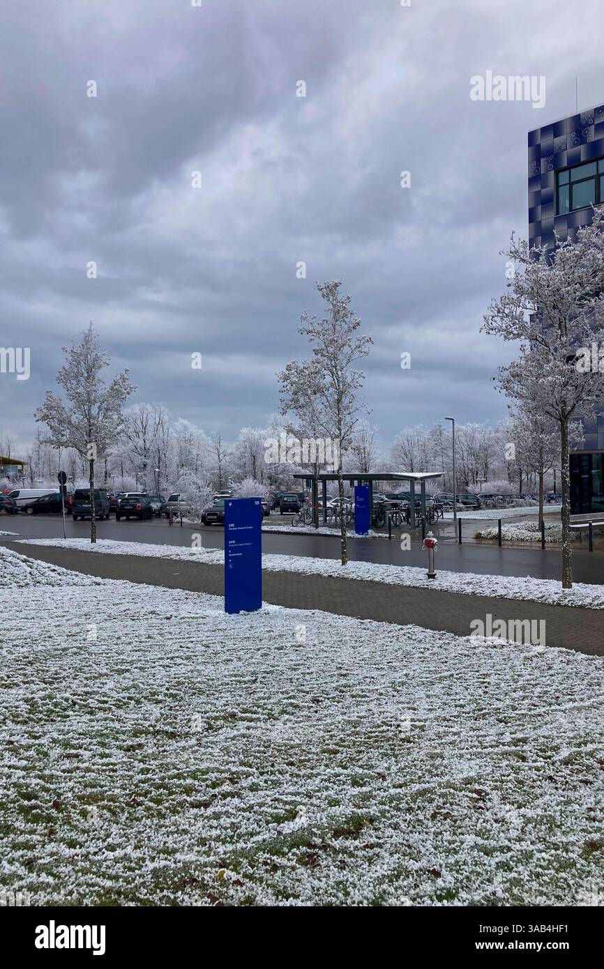 MONACO DI BAVIERA, GERMANIA - 2 DICEMBRE 2024: Frosty Morning nel campus dell'Università tecnica Garching di Monaco - Immagine stock catturata con smartphone