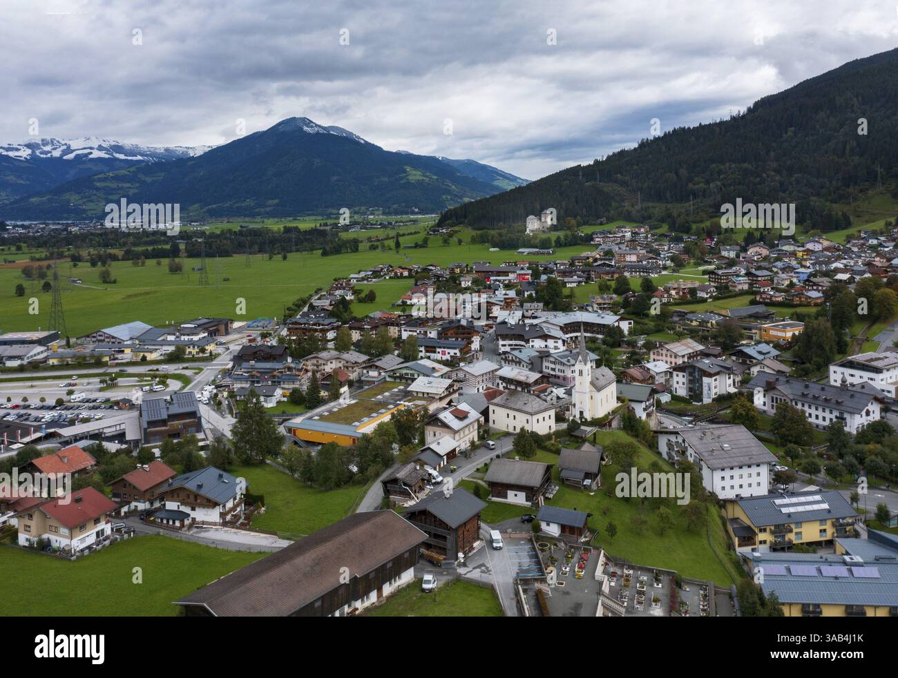 Immagine droni, edifici residenziali, vista del villaggio con chiesa parrocchiale, Kaprun, Pinzgau, provincia di Salisburgo, Austria, Europa Foto Stock