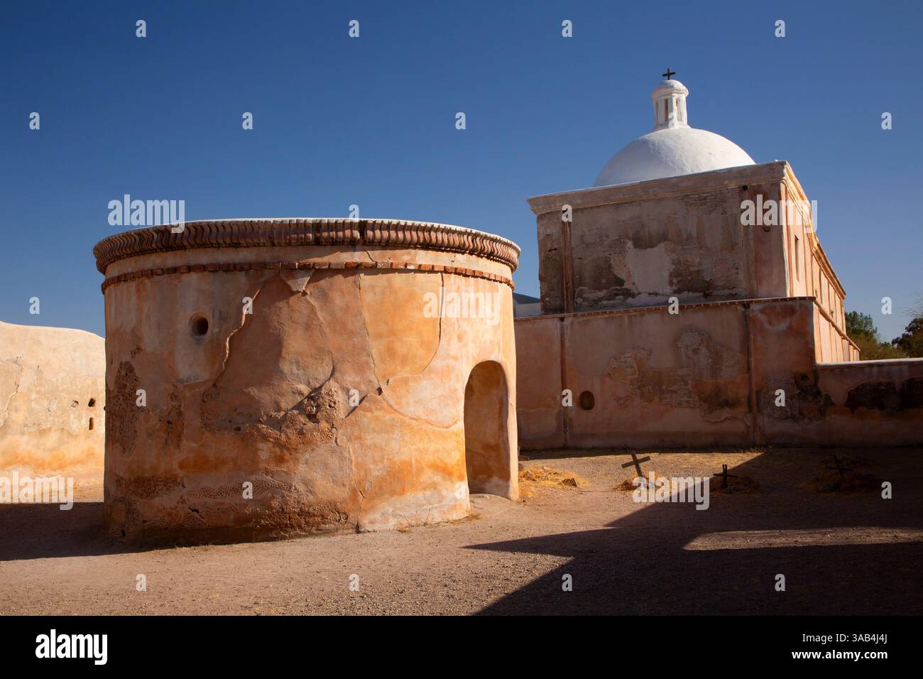Cappella mortuaria con cupola della chiesa di San Jose de Tumacacori, Parco storico nazionale di Tumacori, Arizona Foto Stock