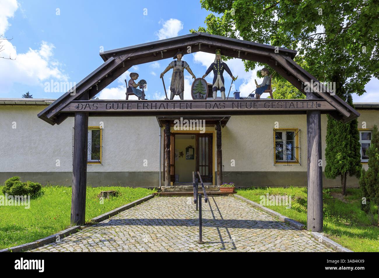Frohnauer Hammer Technical Museum, galleria d'arte popolare con arco e iscrizione "preservazione del bene", "Annaberg-Buchholz", "Erzgebirge", Foto Stock