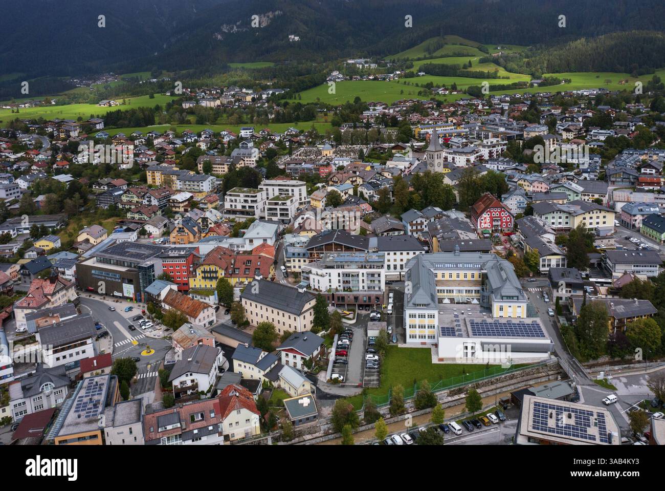 Immagine droni, edifici residenziali, vista città, Saalfelden am Steinernen Meer, Pinzgau, provincia di Salisburgo, Austria, Europa Foto Stock