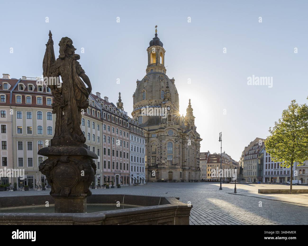 Domani alla Chiesa di nostra Signora sul Neumarkt, in primo piano la Fontana della Pace nello Juedenhof, Dresda, Sassonia, Germania, Europa Foto Stock