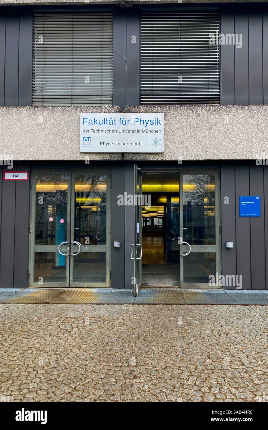 MONACO DI BAVIERA, GERMANIA - 2 DICEMBRE 2024: Frosty Morning nel campus dell'Università tecnica Garching di Monaco - Immagine stock catturata con smartphone