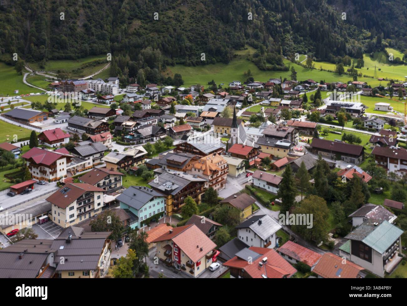 Immagine droni, edifici residenziali, vista del villaggio con chiesa parrocchiale, Dorfgastein, Gasteinertal, Pongau, provincia di Salisburgo, Austria, Europa Foto Stock