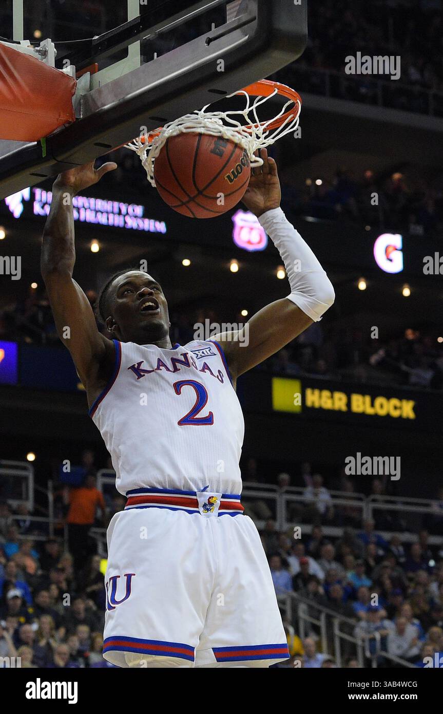 09 marzo 2018: La guardia dei Kansas Jayhawks Lagerald Vick (2) ha perso la palla di un passaggio di lob durante la semifinale del campionato maschile di pallacanestro Phillips 66 Big 12 2018 tra i Kansas State Wildcats e i Kansas Jayhawks allo Sprint Center di Kansas City, Missouri. Kendall Shaw/CSM(immagine di credito: &Copy; Kendall Shaw/CSM tramite filo ZUMA) Foto Stock