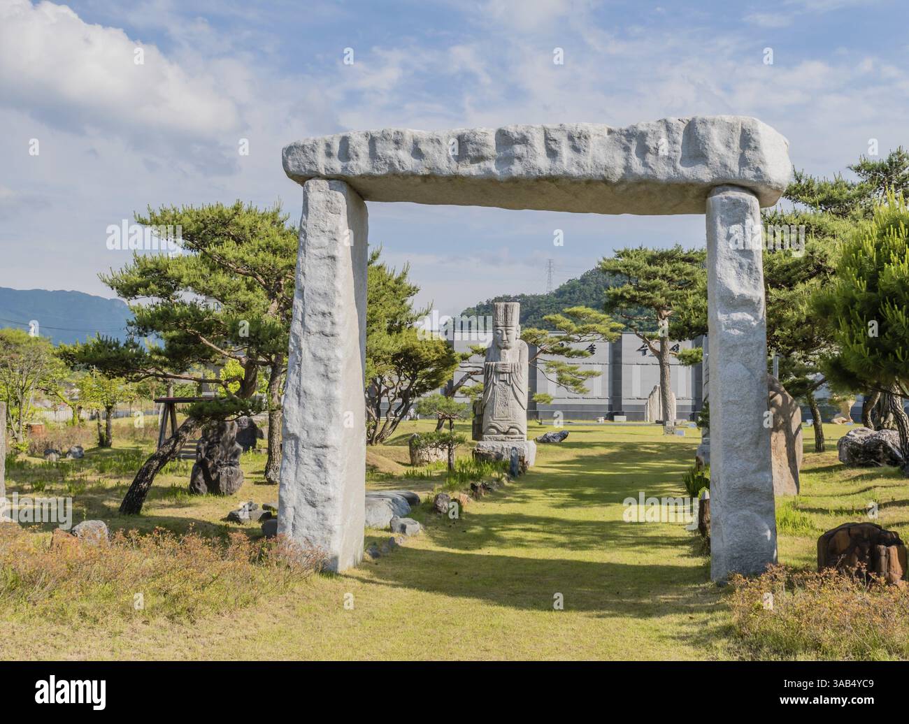 Gimcheon, Corea del Sud, 24 maggio 2020: Struttura di cancelli realizzata in grandi pietre piatte con statua di roccia della nobiltà coreana sullo sfondo, Asia Foto Stock