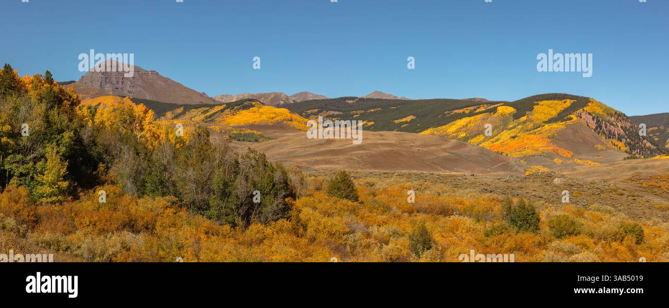 Monte Teocalli (13.2132') che sorge sopra un mare di colore autunnale nella catena degli alci fuori Crested Butte Colorado. Foto Stock