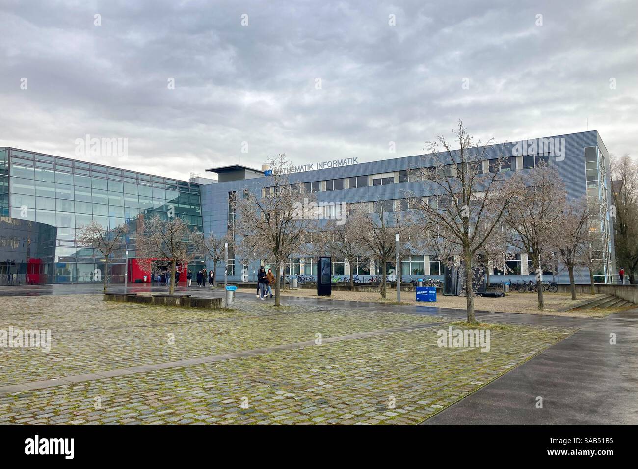 MONACO DI BAVIERA, GERMANIA - 2 DICEMBRE 2024: Frosty Morning nel campus dell'Università tecnica Garching di Monaco - Immagine stock catturata con smartphone