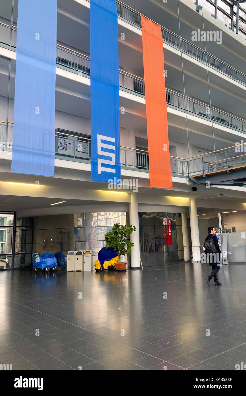 MONACO DI BAVIERA, GERMANIA - 2 DICEMBRE 2024: Frosty Morning nel campus dell'Università tecnica Garching di Monaco - Immagine stock catturata con smartphone