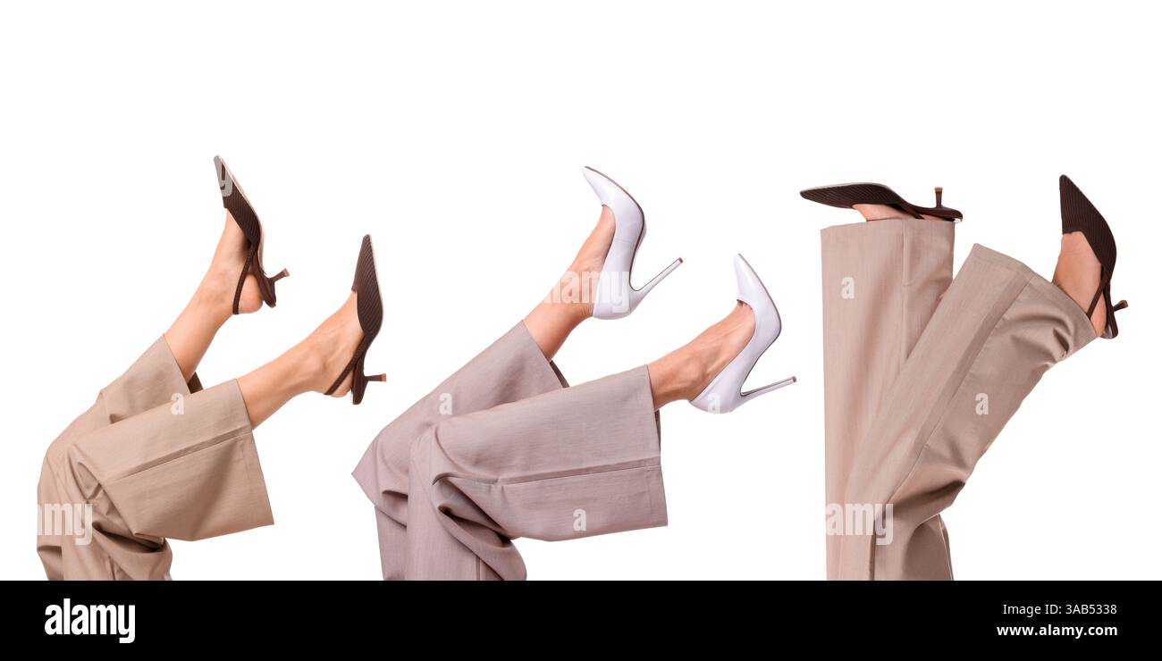 Donne che mostrano scarpe diverse su sfondo bianco, primo piano. Collage di foto Foto Stock