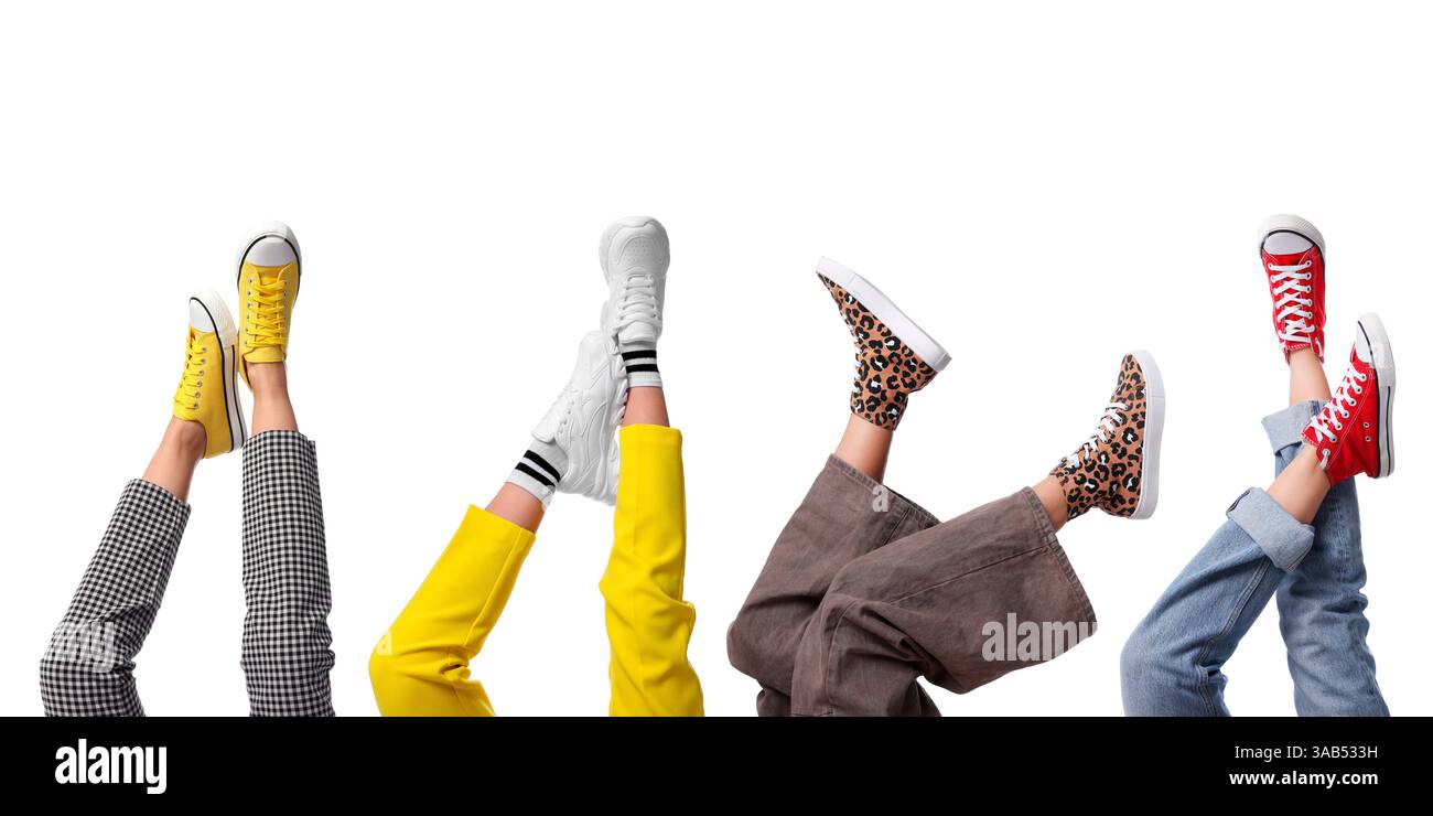 Donne che mostrano scarpe diverse su sfondo bianco, primo piano. Collage di foto Foto Stock