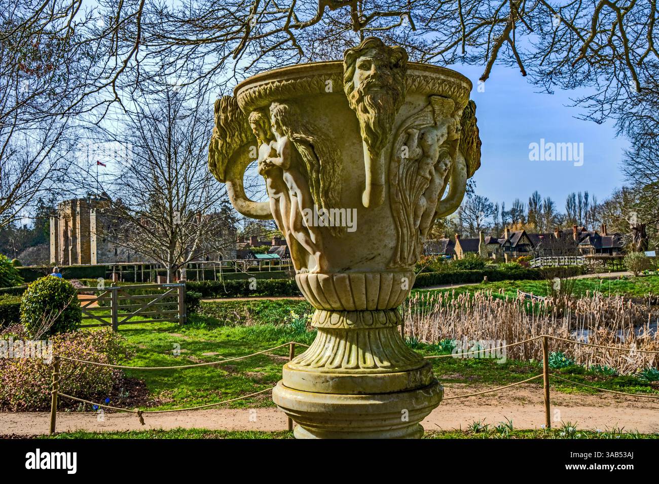 Un'urna ornata nei giardini del castello di Hever. Foto Stock