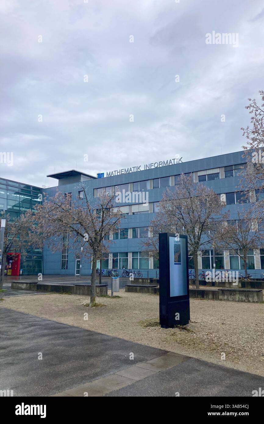 MONACO DI BAVIERA, GERMANIA - 2 DICEMBRE 2024: Frosty Morning nel campus dell'Università tecnica Garching di Monaco - Immagine stock catturata con smartphone