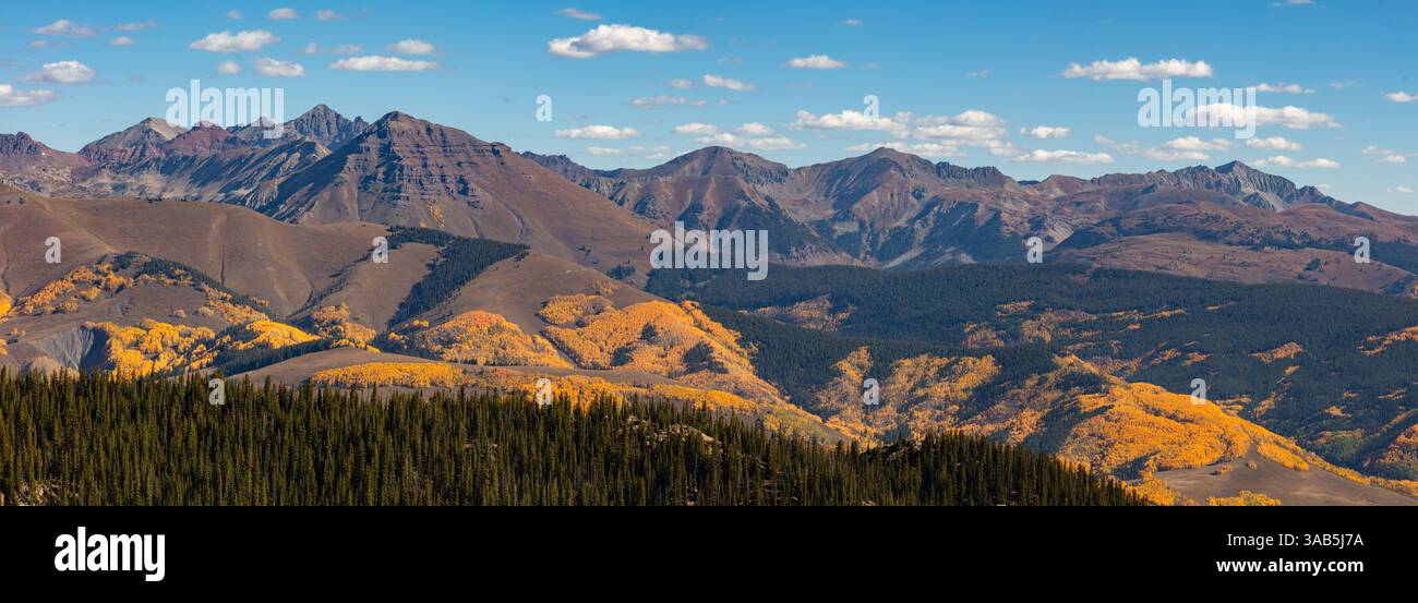 Monte Teocalli (13.213') adornato da vibranti pioppi. Un mare di montagne della catena degli alci, tra cui il più alto della catena, Castle Peak (14.274'). Foto Stock
